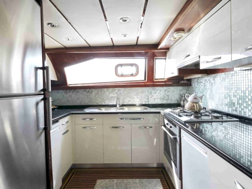 Vedo B Motoryat Kiralama 32 mt, 5 Kabin, 10 Kişi 