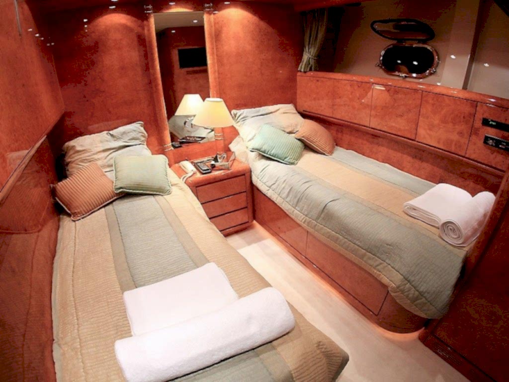 Mangusta 107 Motoryat 33 mt,8 Kişi